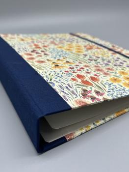 Ringbuch Planer A5 blau Blüten bunt  Detail Leinenrücken